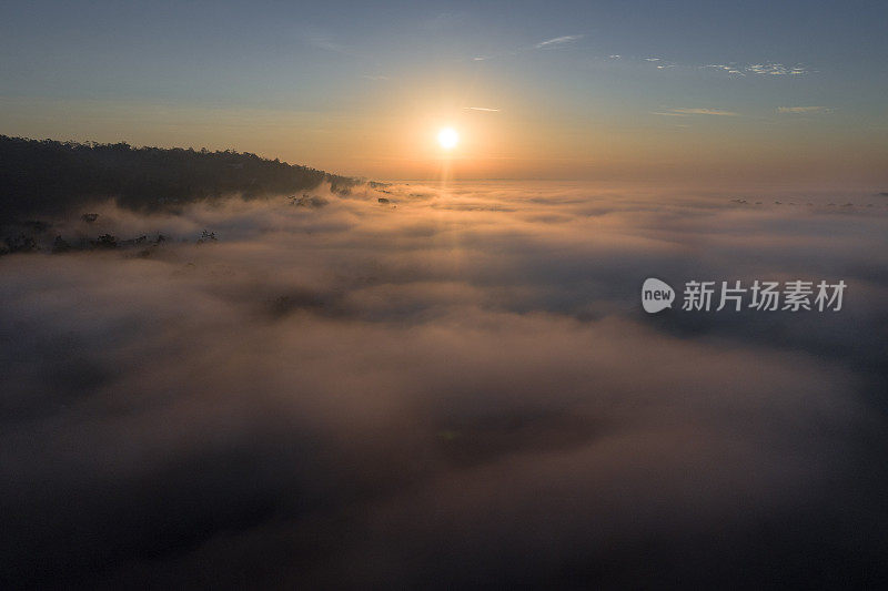 莫宁顿半岛上空的雾