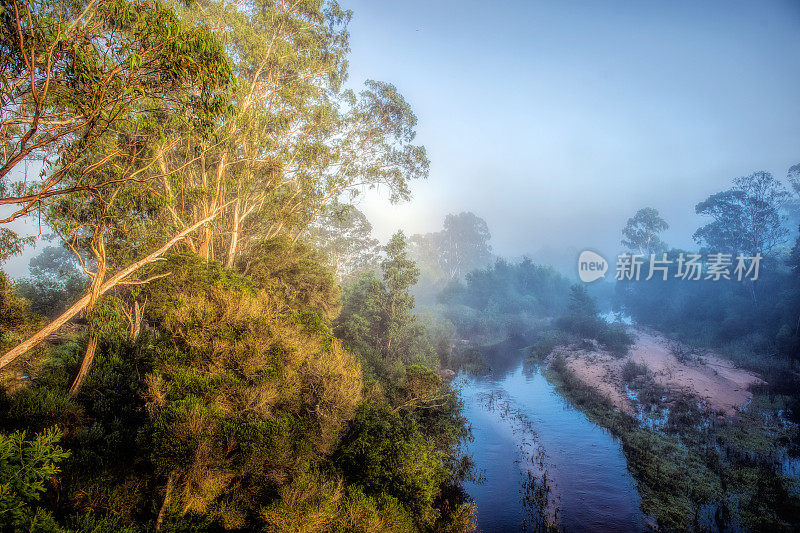 一个多雾的早晨，热那亚河