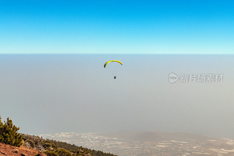 西班牙特内里费岛马尔佩斯海滩的埃尔泰达火山下的滑翔伞