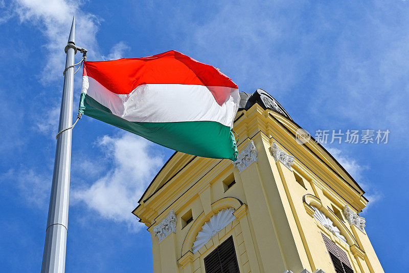匈牙利德布勒森市的大教堂塔，上面挂着匈牙利国旗