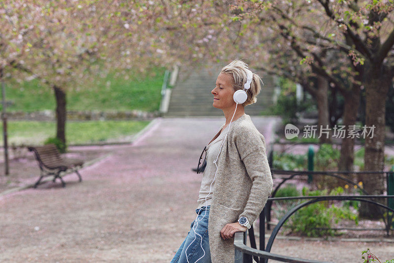 在公园里听音乐的女人