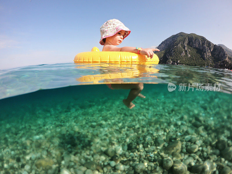 小女孩在海里游泳