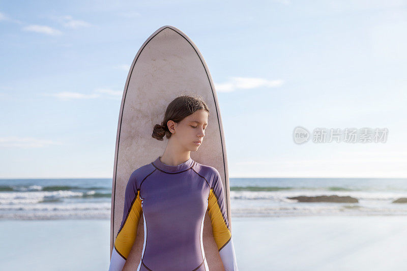 在海滩上学冲浪的少女