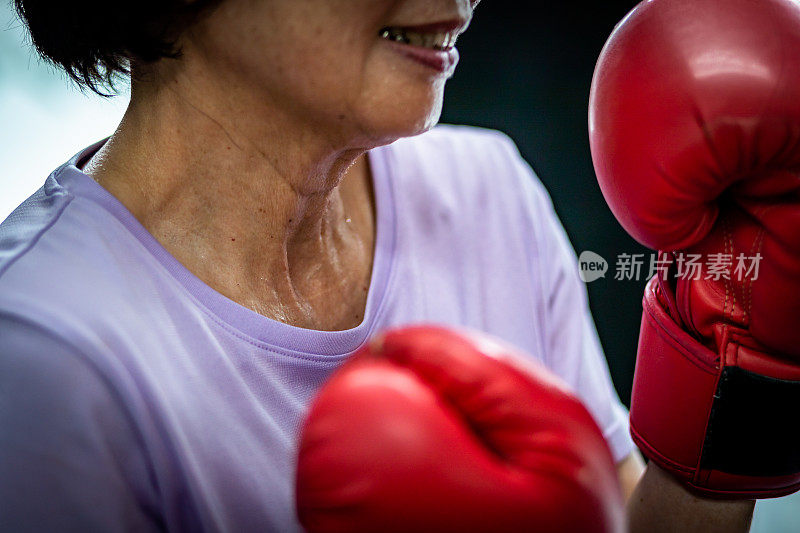 老女人在做拳击训练