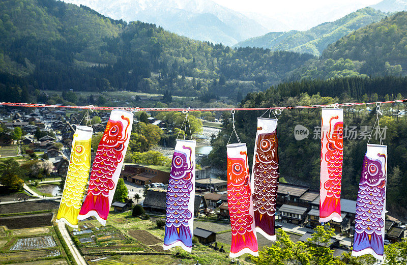 日本节日装饰和白川go村全景。
