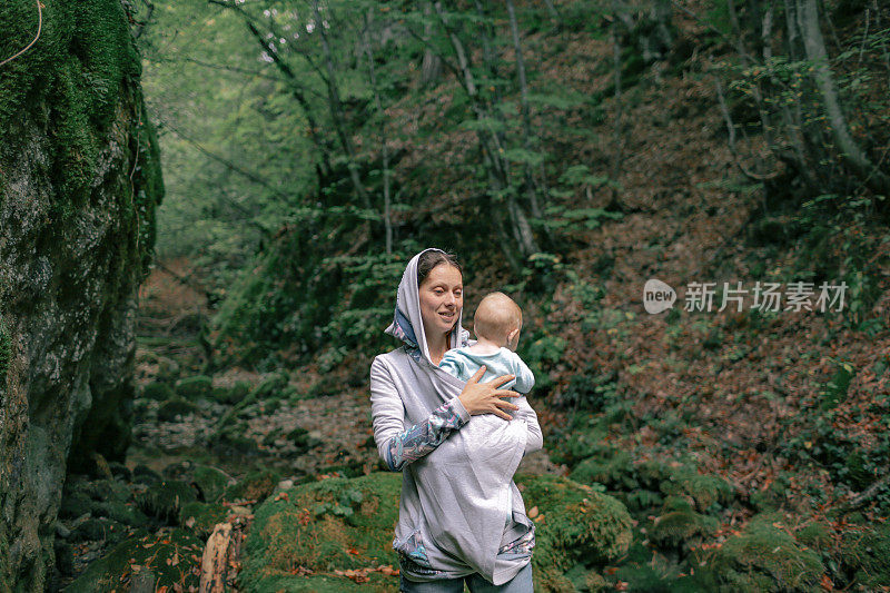 妈妈和她的小男孩，走在森林里