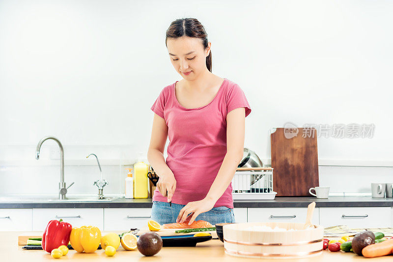 在厨房里准备寿司的女人