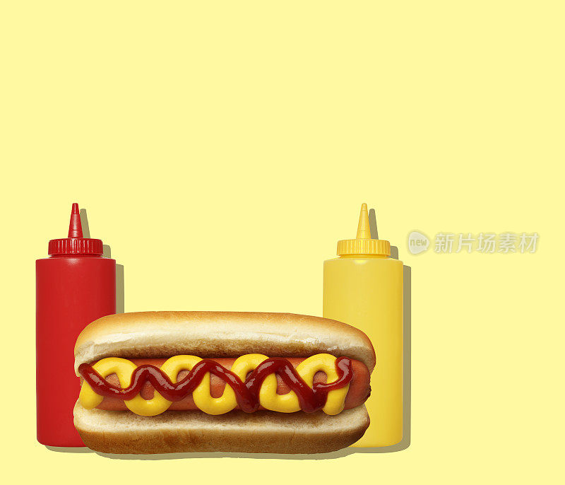 热狗与蕃茄酱和芥末瓶在黄色背景