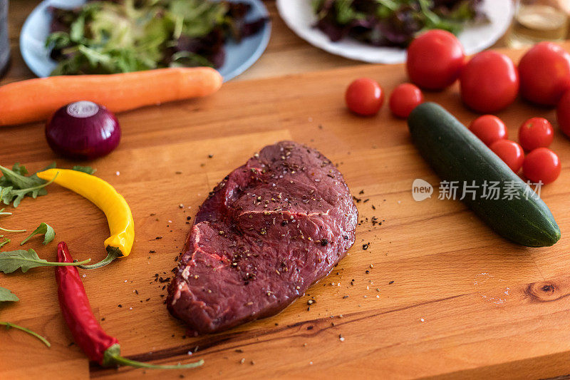 新鲜的生牛臀肉在切板前烤
