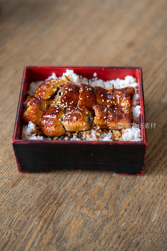 美味的鳗鱼便当，日式烤淡水鳗鱼饭盒摆在桌上