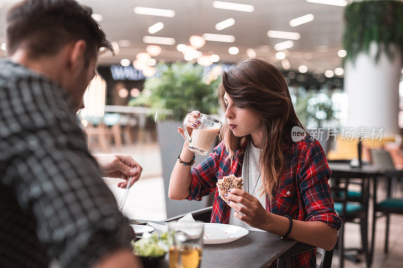 一对幸福的情侣在咖啡厅享用早餐