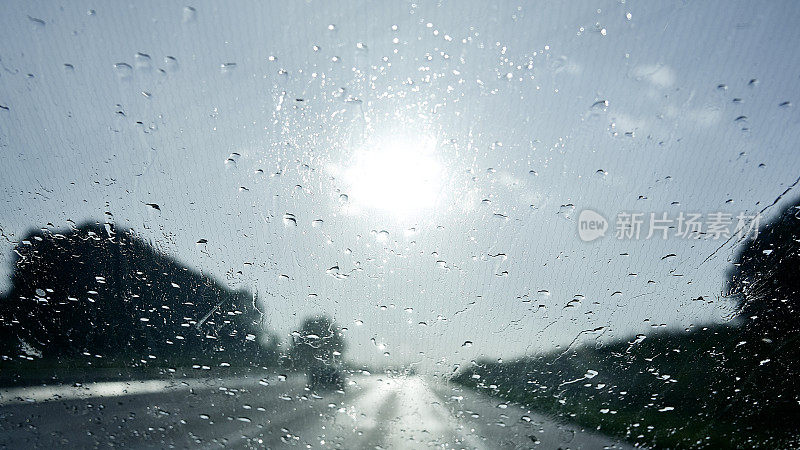 风雨无阻地在高速公路上行驶