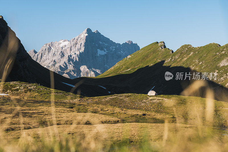 远眺山上有帐篷的营地