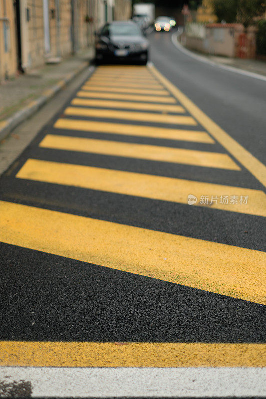 黄色条纹禁止在柏油路停车