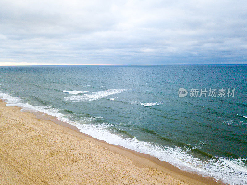 壮观的鸟瞰图，美丽的白色海滩沐浴在海浪