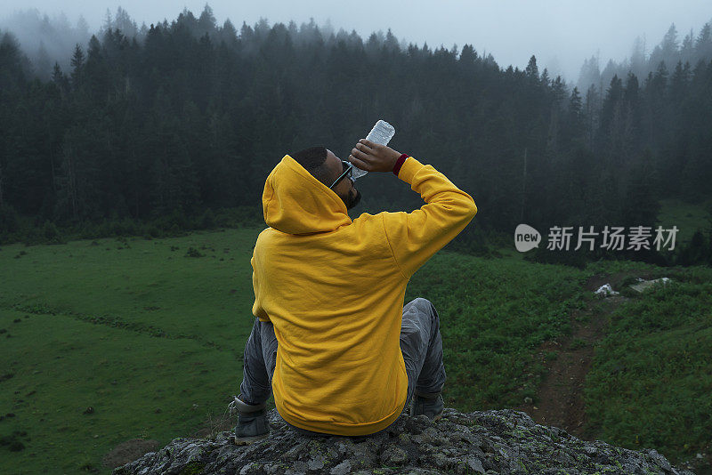 黄色雨衣自然人