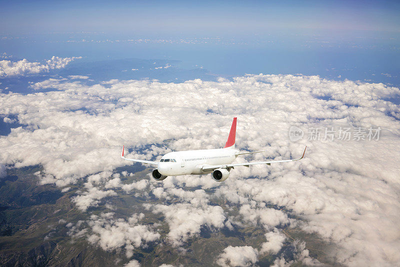 客机在云层上空飞行