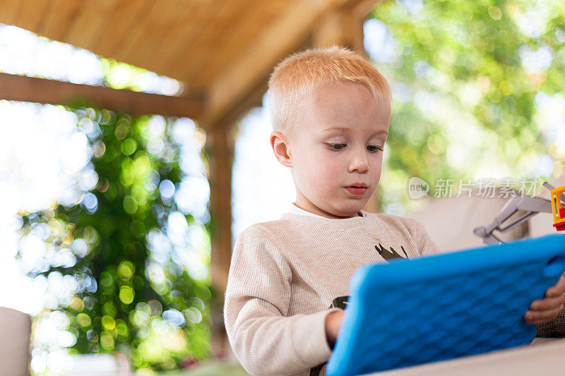 2岁的孩子在平板电脑上玩和学习
