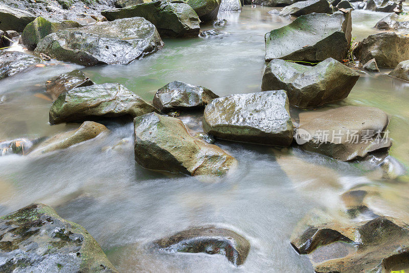 特写的水流过卵石的小溪