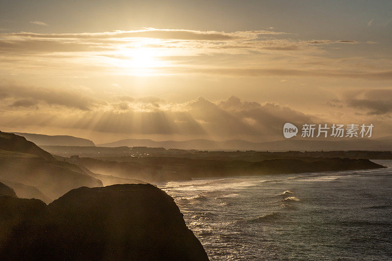 北爱尔兰北部安特里姆海岸白色岩石海滩地区悬崖的日落风景