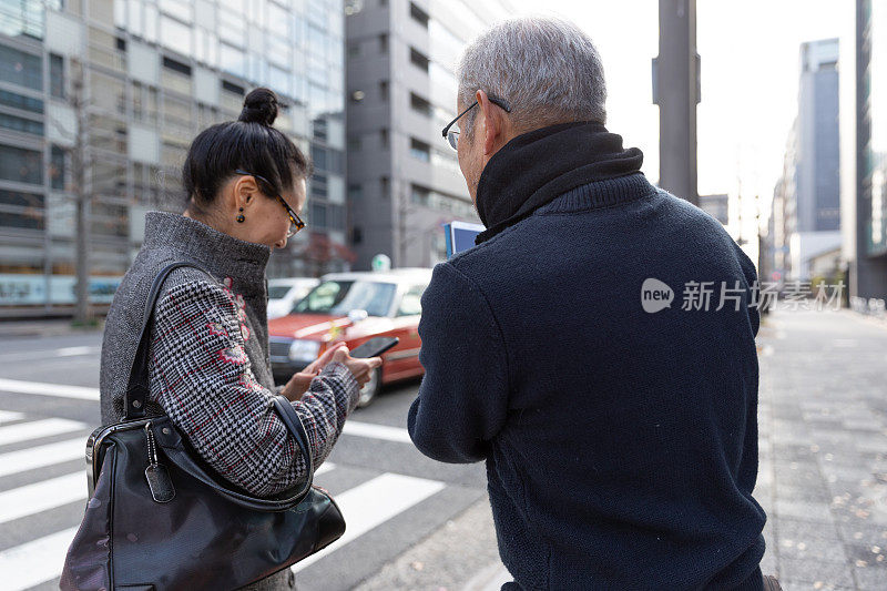 2个人在等出租车