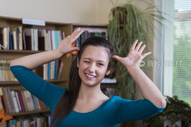 女学生们正在图书馆里做准备