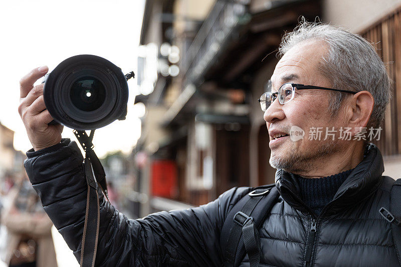 日本老人在老城享受假期