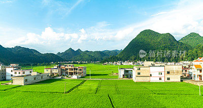 在中国桂林，从高铁上看美丽的乡村风景