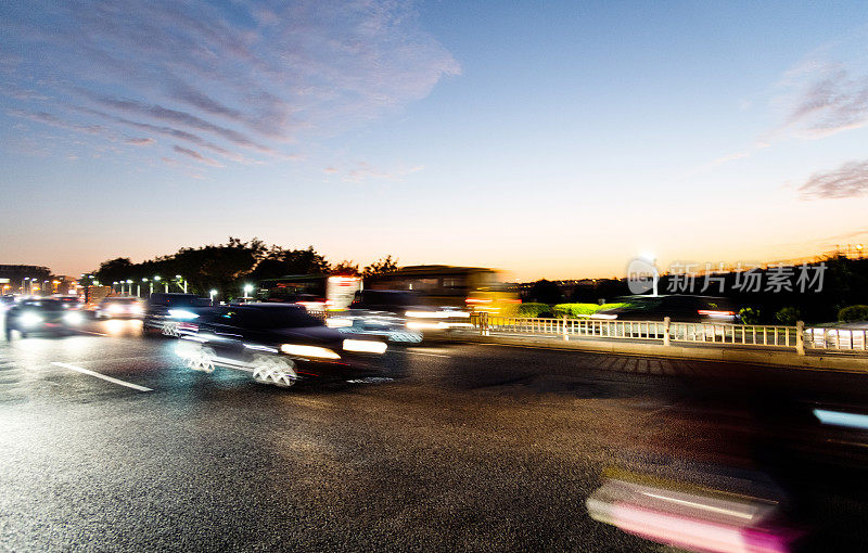 夜间在高速公路上行驶的汽车