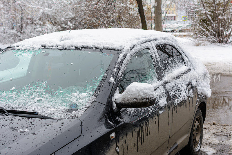 白雪覆盖的汽车，暴风雪后的汽车被雪覆盖。