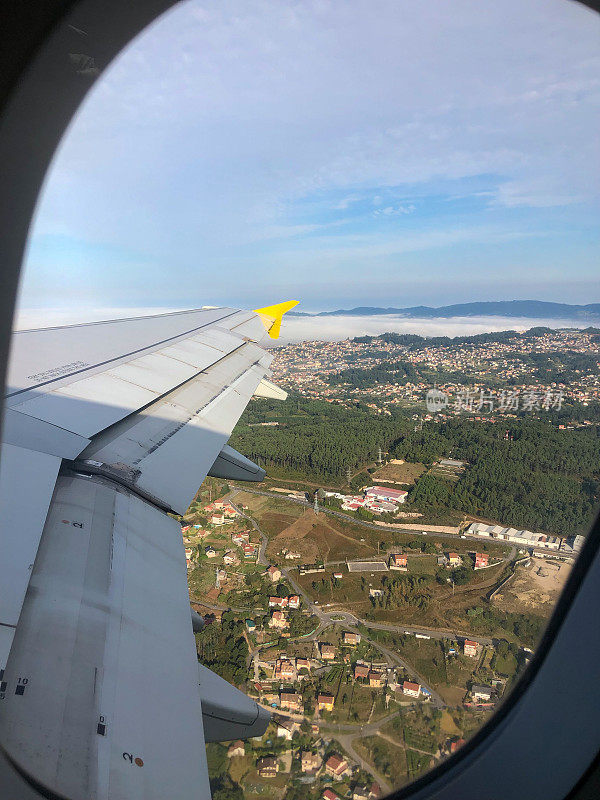 西班牙加利西亚起飞时从飞机窗口看到的景象
