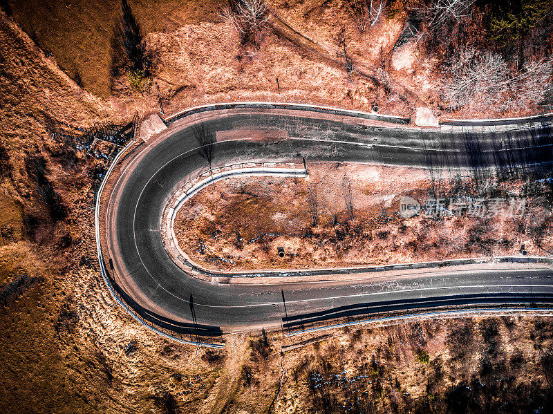 鸟瞰冬季景观中蜿蜒的道路和发夹弯道