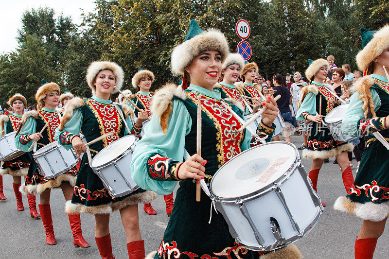 穿着民族服装的女鼓手。鼓乐队游行的节日。