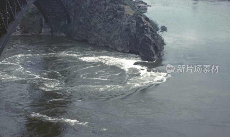 白天水旁的绿灰山