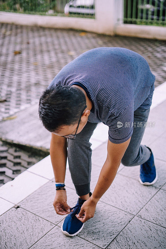 亚洲男人系鞋带