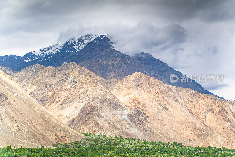 自然景观巴基斯坦秋季喀喇昆仑山脉，K2和南迦帕尔巴特，帕苏山谷