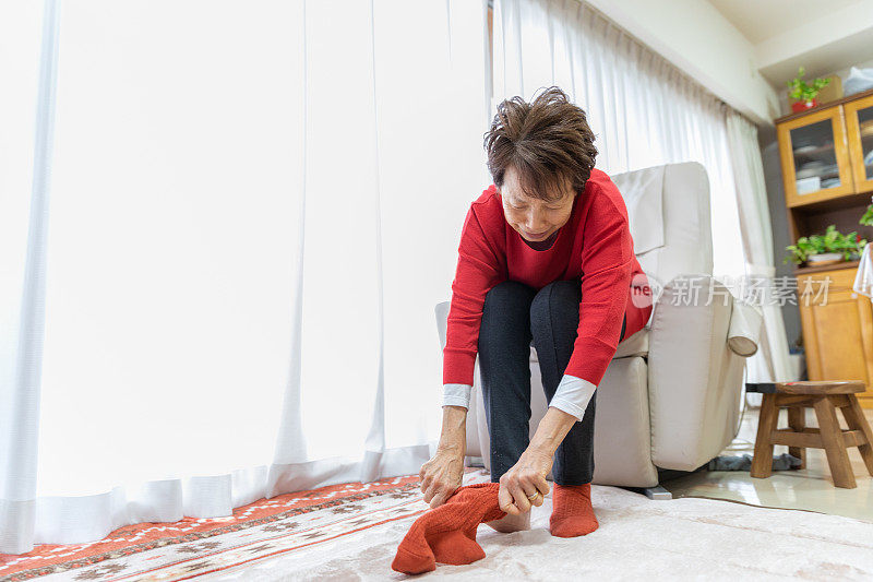 一位年长的女士早上在准备