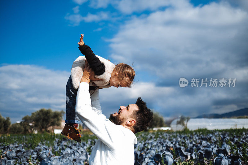 爸爸和女儿在卷心菜地里玩