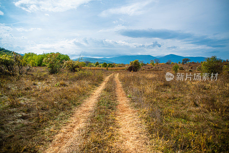 这是一条尘土飞扬的道路