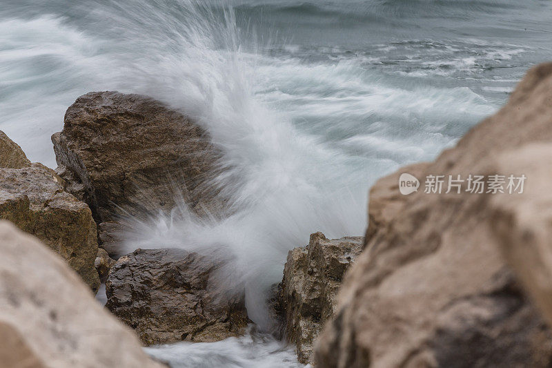 海浪冲击着海岸线