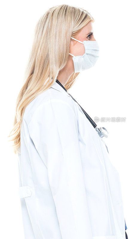 白种人年轻女医生穿着白大褂站在白色背景前