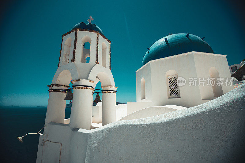 美丽的小教堂在圣托里尼，希腊