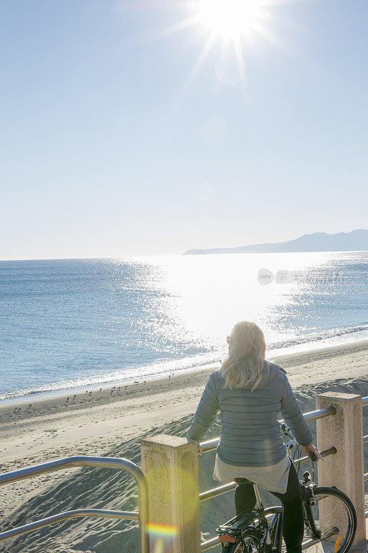 女自行车手放松地中海海岸线