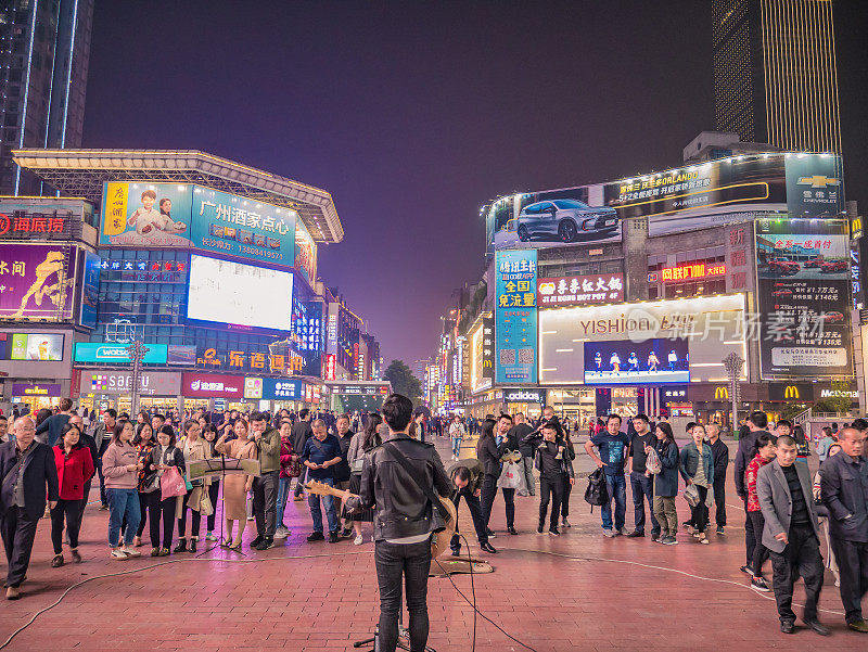 在中国长沙市黄星步行街，陌生的街头艺人在唱歌。长沙是中国湖南省的省会和人口最多的城市