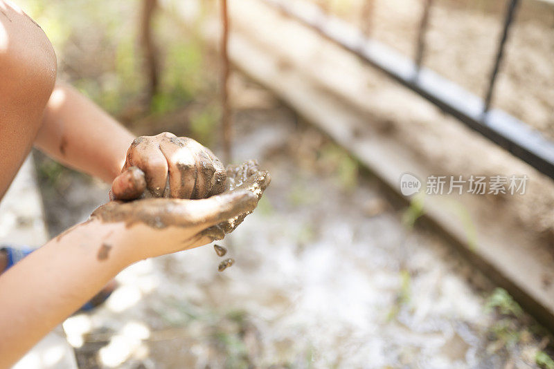 快乐的小男孩玩泥巴