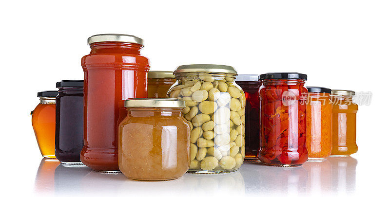 腌食品:白色背景上的玻璃罐