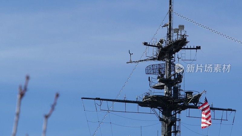 中途岛号军用航空母舰的雷达，这是一艘具有历史意义的军舰。悬挂美国国旗的海军战舰。港口钢舰，海军舰队标志