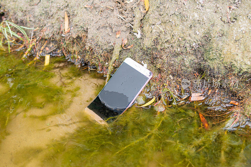 手机掉进河里