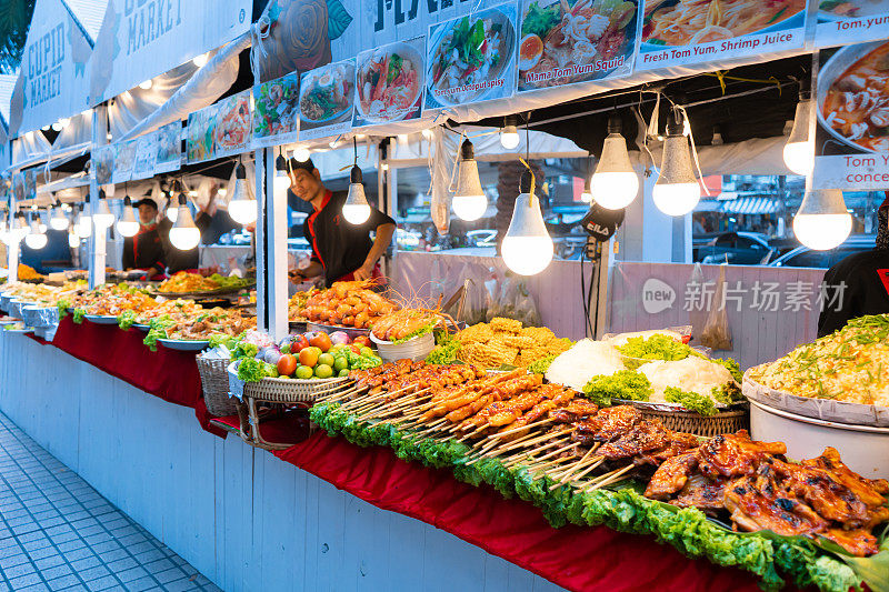 亚洲的街头小吃市场。食品专柜，迷你烧烤棒也叫烤肉棒。