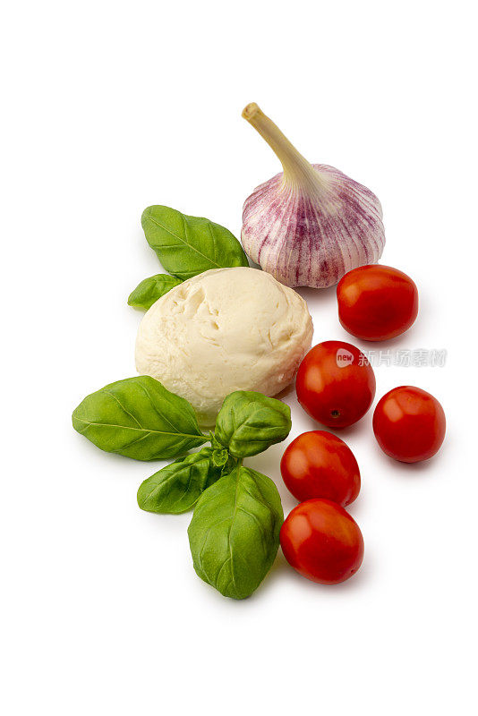 意大利菜:卡普里沙拉配料孤立在白色背景上